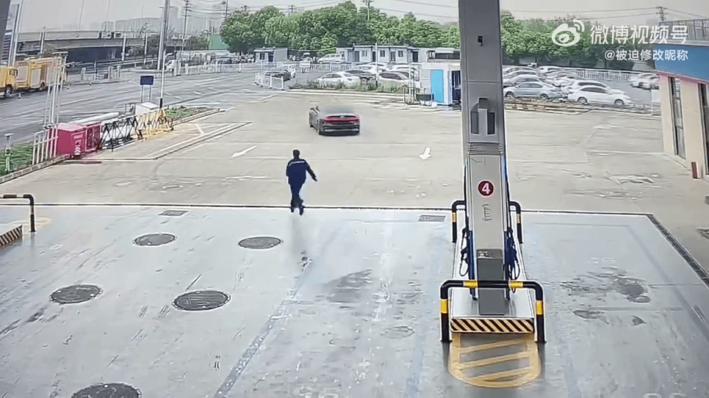 安徽一奧迪車加632元油後逃單,加油員追2次沒追上。 安徽一奧迪車加632元油後逃單,加油員追2次沒追上。