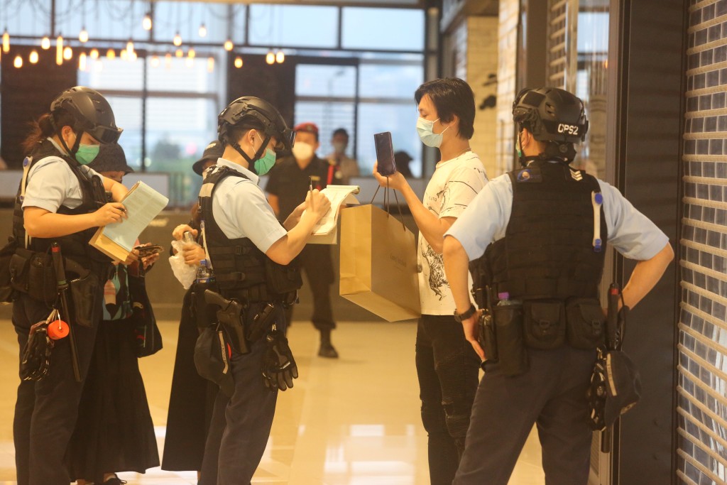 過去幾日接連出現商場有人聚集，警方出動大量人手控制場面及驅散。