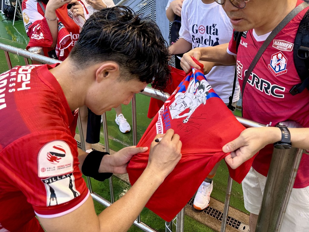 冠忠南區隊長佐佐木周今季首次披甲,完成第157次代表冠忠南區上陣,成為球會隊史上陣次數最多的球員,賽後獲球會送贈紀念球衣。楊駿堯攝 冠忠南區隊長佐佐木周今季首次披甲,完成第157次代表冠忠南區上陣,成為球會隊史上陣次數最多的球員,賽後獲球會送贈紀念球衣。楊駿堯攝