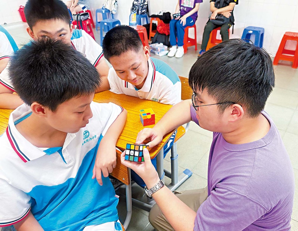 学生于「甫智方舟」青年创科支教活动中化身小老师。