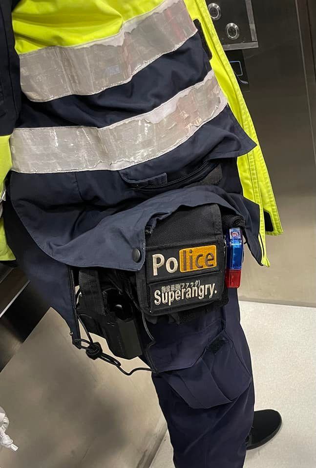 有網民分享其他警察在腰包繡上的字樣。FB圖