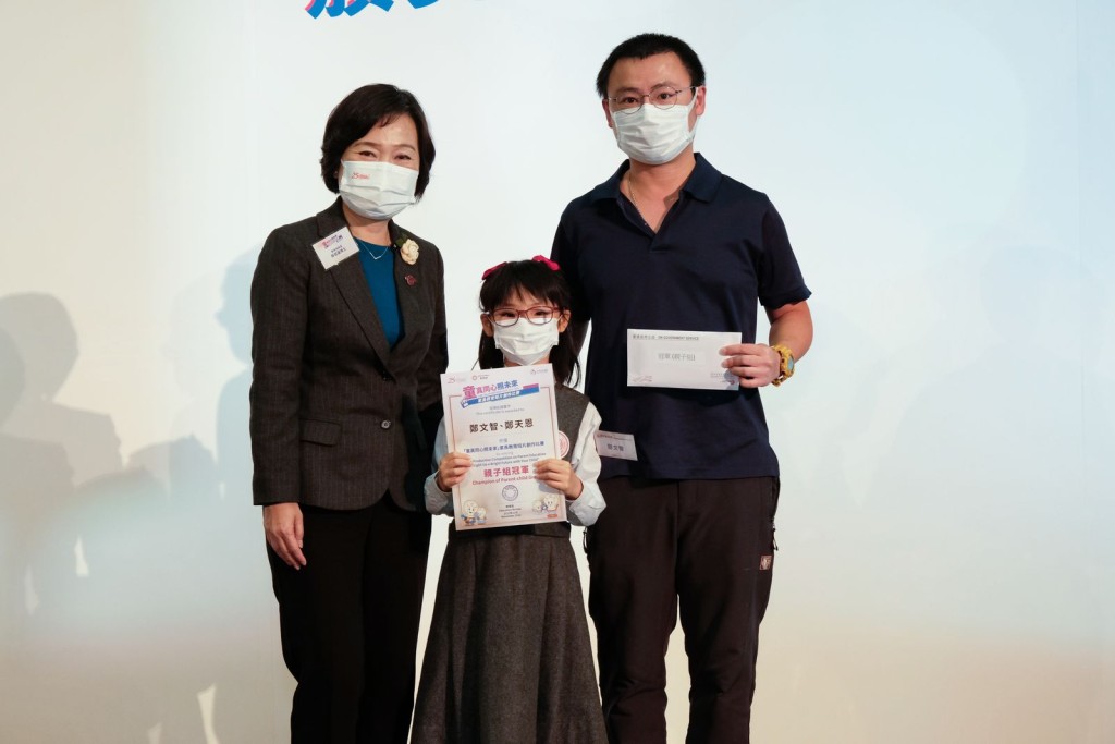 親子組的冠軍鄭文智亦表示，透過與女兒一同製作影片，讓他對育兒之道有所感悟。