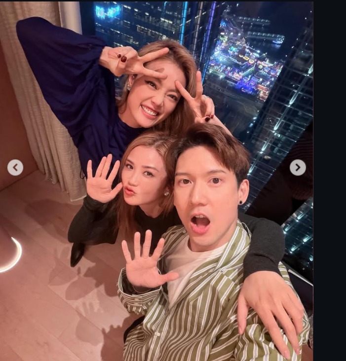 關智斌與容祖兒、蔡卓妍狂自拍。 關智斌與容祖兒、蔡卓妍狂自拍。