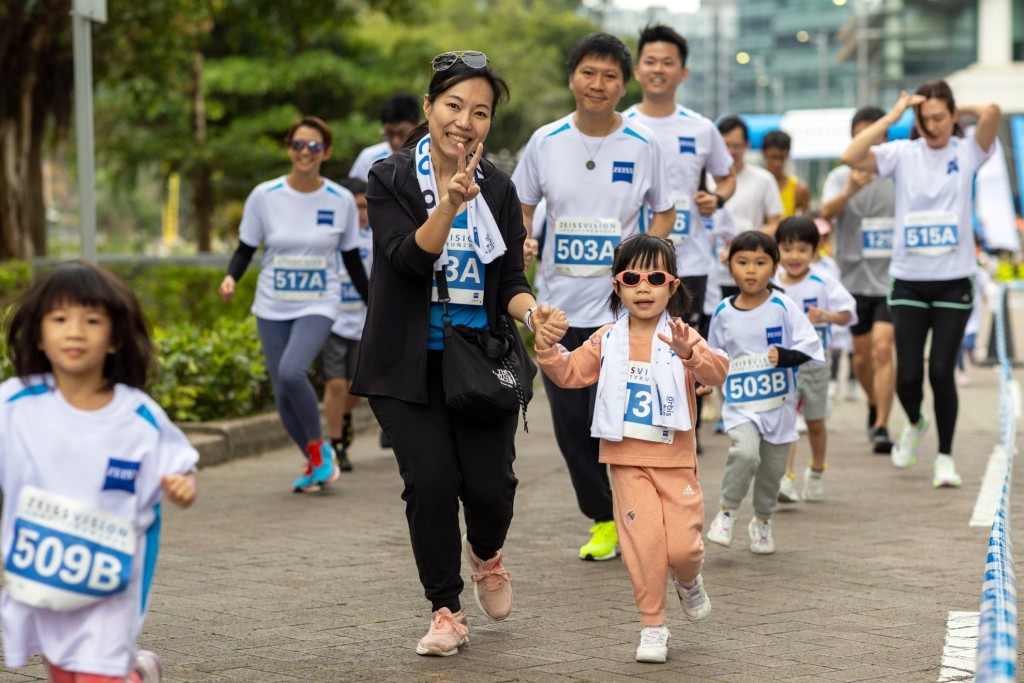 慈善跑特設1公里親子賽，鼓勵小朋友從小學習護眼資訊及養成運動習慣。