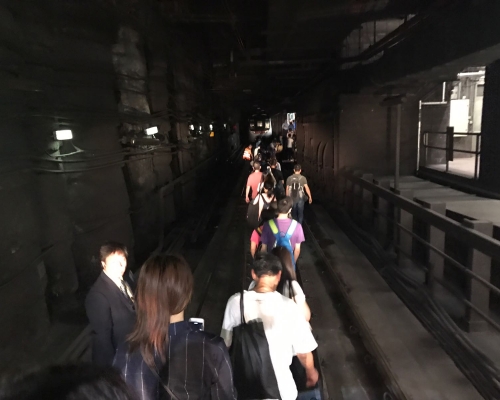 彩虹站逾百乘客要行路軌返回月台。讀者提供