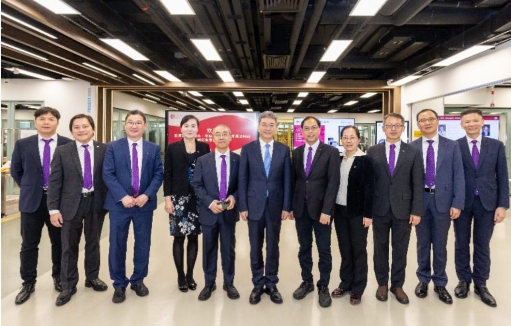 國家教育部副部長吳岩博士（左六）與展示科研項目的理大學者合照，（左一起）包括應用生物及化學科技學系馬聰教授、眼科視光學院謝欣然教授及何明光教授、計算機及數學科學學院楊紅霞教授、醫療科技及資訊學系及電子計算學系章偉雄教授、（左七起）生物醫學工程學系鄭永平教授及胡曉翎教授、醫療科技及資訊學系蔡璟教授、機械工程學系張丹教授，以及眼科視光學院紀家樹教授。
