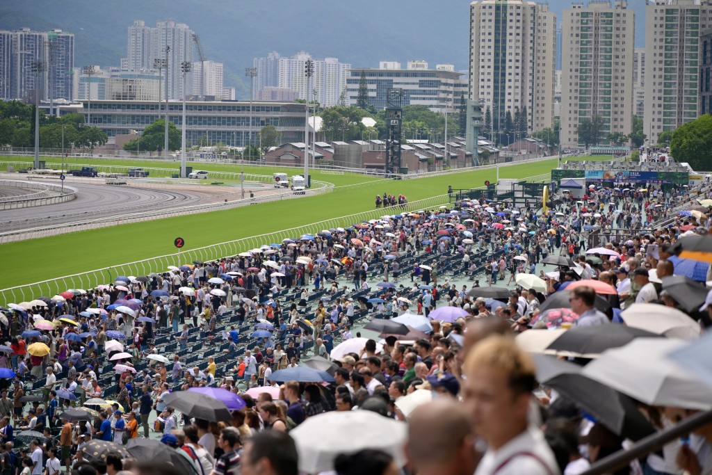 新馬季開鑼日氣氛熾熱,吸引逾43,000名馬迷入場觀賽 新馬季開鑼日氣氛熾熱,吸引逾43,000名馬迷入場觀賽