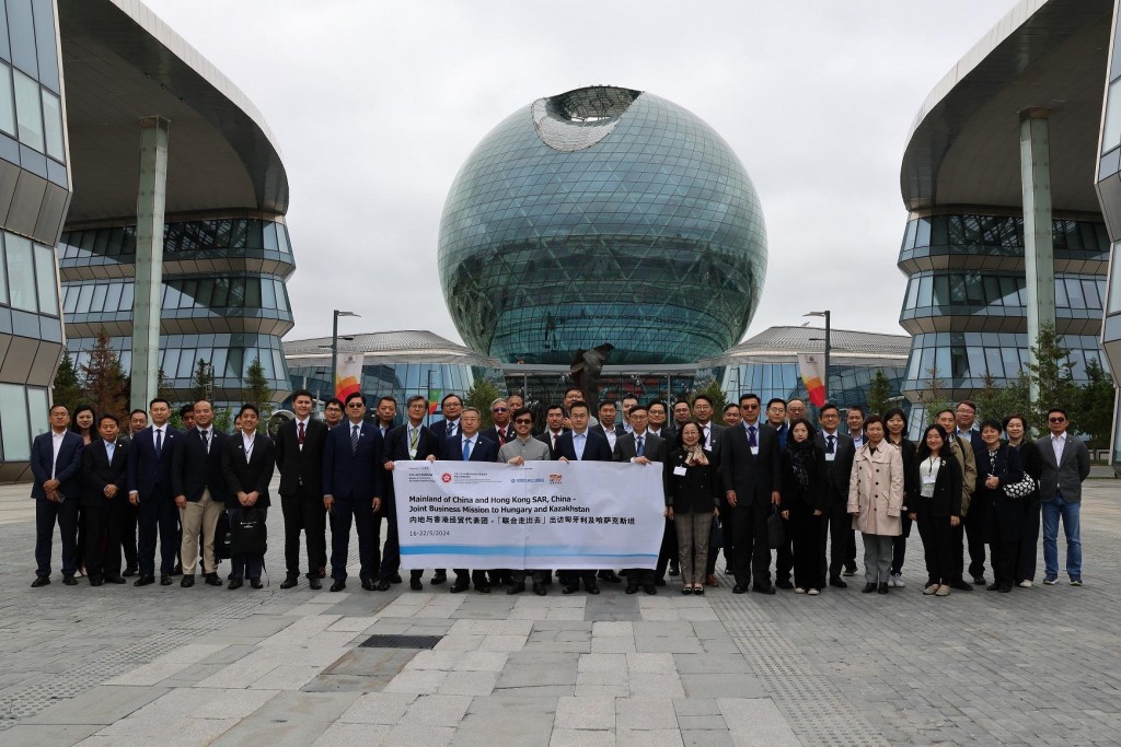 代表团在哈萨克斯坦参观阿斯塔纳枢纽国际IT初创科技园。政府新闻处