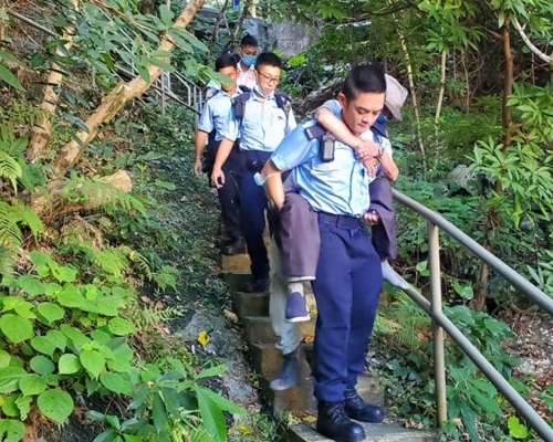 警察背89歲翁落山相片惹熱議 。FB圖片