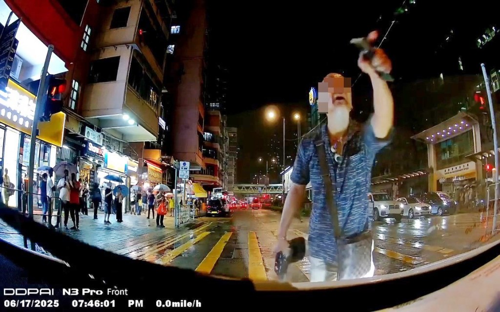 片中見到光頭漢過馬路時,行人過路 燈正亮起紅公仔,而光頭漢發火時氣 勢凌人,不斷張口指罵。 fb「車cam L(香港群組)」截圖 片中見到光頭漢過馬路時,行人過路 燈正亮起紅公仔,而光頭漢發火時氣 勢凌人,不斷張口指罵。 fb「車cam L(香港群組)」截圖