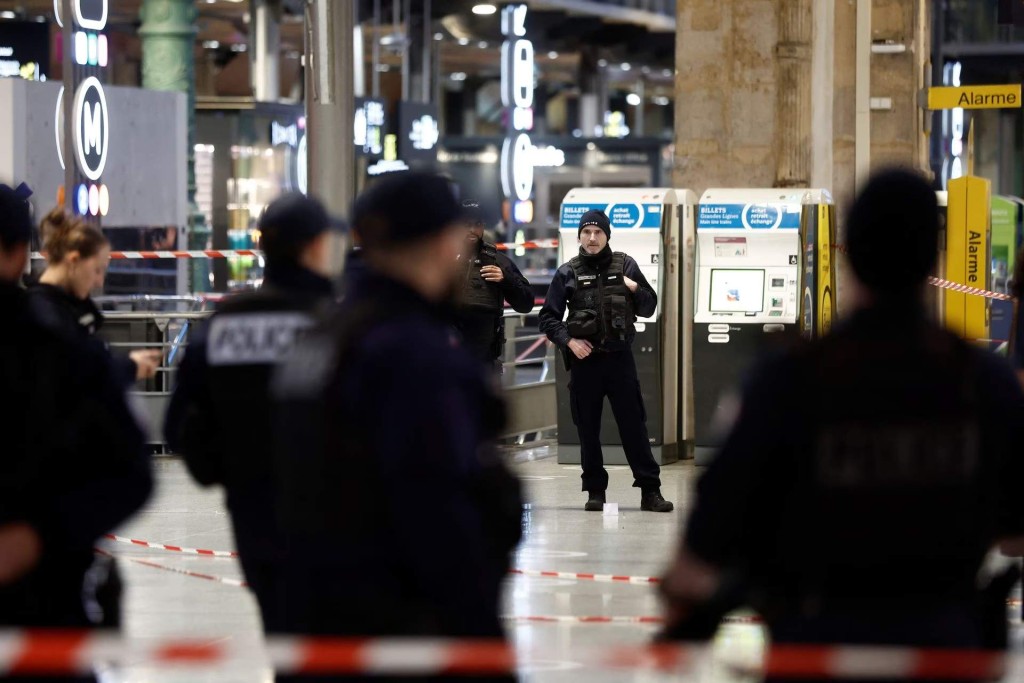 法國巴黎北站持刀傷人案，疑兇重傷送院治理。AP