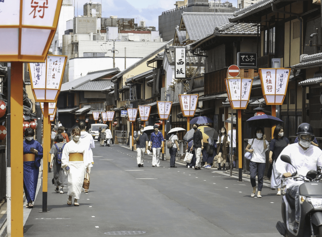 日本京都是港人旅遊熱點之一，其充滿古色古香的東洋街景和食物不禁令人神往。美聯社