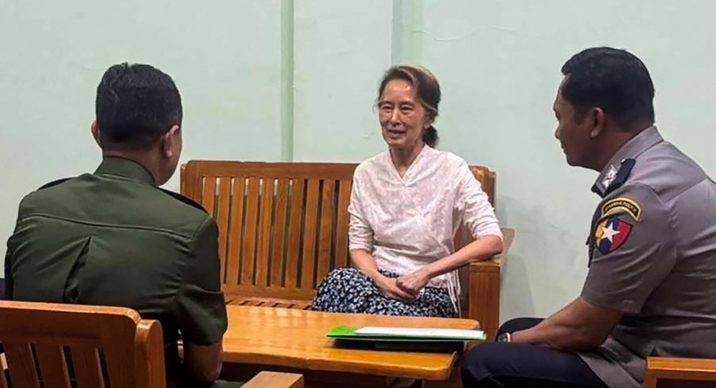緬甸官媒發布一張昂山素姬穿白色上衣及裙子與2名身著制服人員坐在一起的照片。法新社