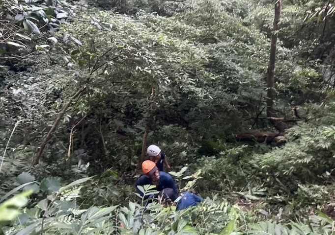 消防员将遇难者遗体运出山。台中消防局