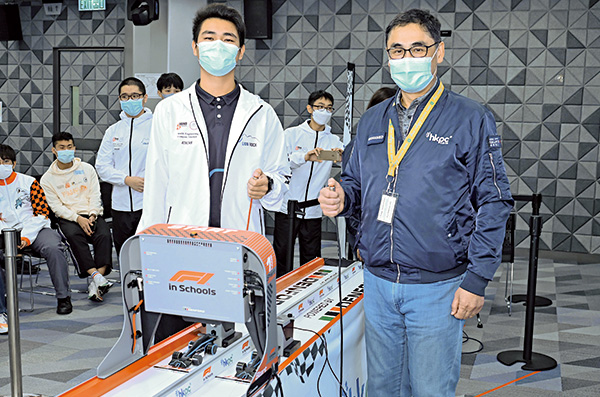 生產力局總裁畢堅文（右）與F1 in Schools香港區決賽的參賽者進行友誼賽。