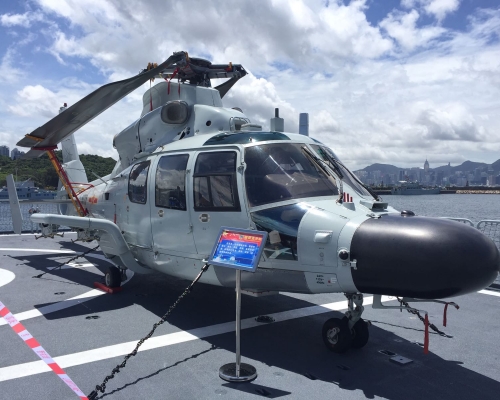 直-9型艦載直升機。