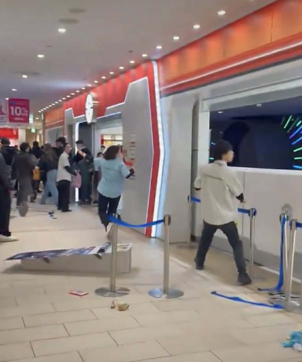 店员大喊“警察警察警察”,有人边跑边讲电话。 X@Maria11201639 店员大喊“警察警察警察”,有人边跑边讲电话。 X@Maria11201639