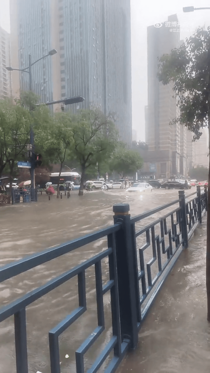 暴雨下的鄭州街道，水浸嚴重。