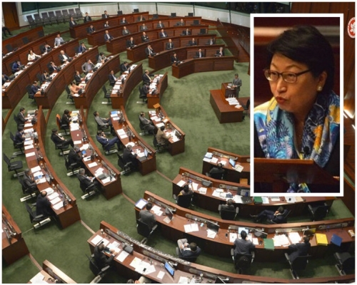 鄭若驊上任後首次到立法會大樓,回應議員質詢。