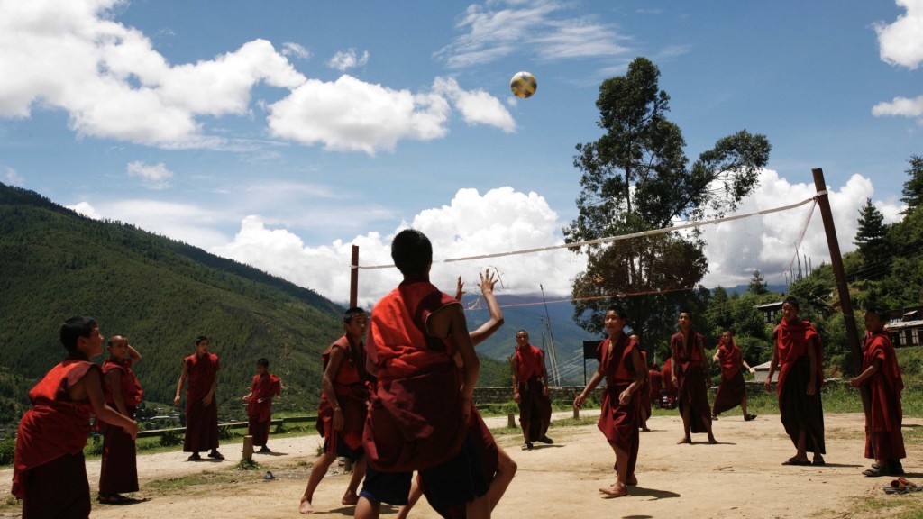 不丹小和尚打排球消遣。 路透社