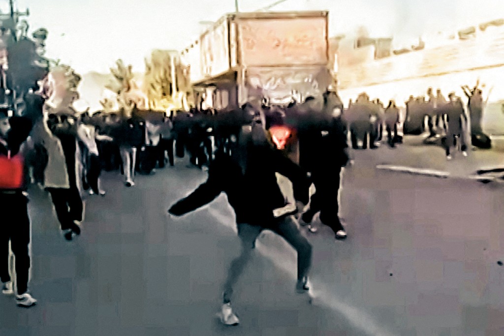 伊朗南部法萨市的示威者日前向政府大楼投掷石块。