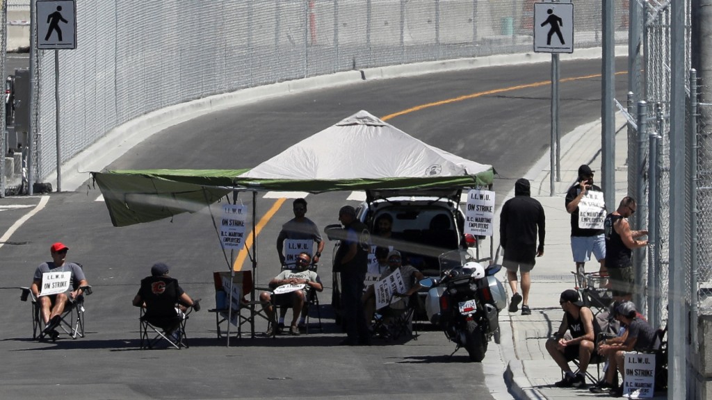 碼頭工人在加拿大最繁忙的溫哥華港口罷工。路透社