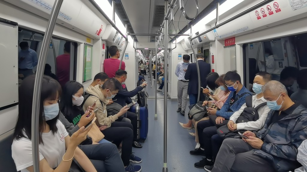 深圳地鐵2023年內第7次刷新單日曆史最高客流紀錄。 中新社
