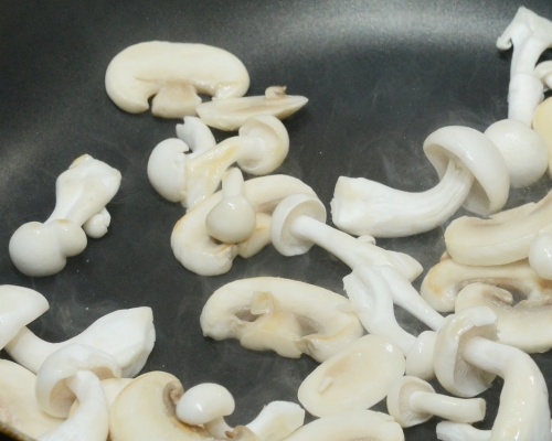 吃菇控制膽固醇的最佳烹調方式就是水煮。資料圖片