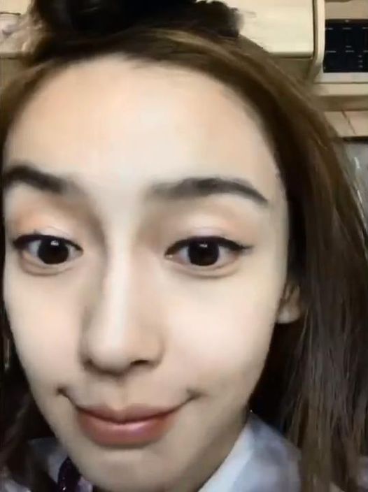 有人指Baby在影片一開始就已化上了底妝，譏稱「這是妝後和妝後後吧」。