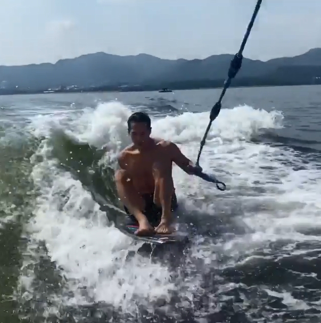 朱鑑然最後坐喺滑浪板。