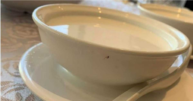盛西米露的碗邊亦見疑似蟑螂腳。