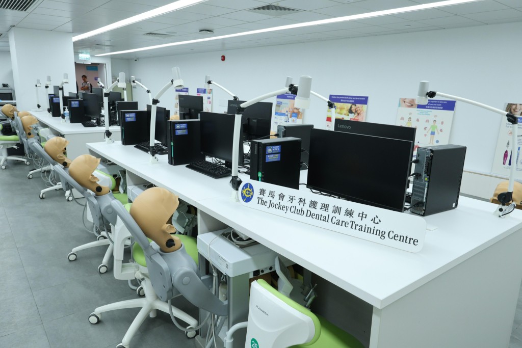 模擬實驗室配備 32 組模擬設備，讓學員能於模擬環境中熟練掌握臨床技術。職業訓練局提供