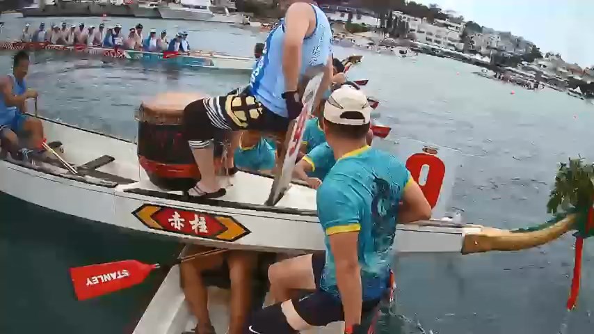 一名划手向後倒臥「瞓晒身」,十分驚險。Rambo Chan@YouTube 一名划手向後倒臥「瞓晒身」,十分驚險。Rambo Chan@YouTube