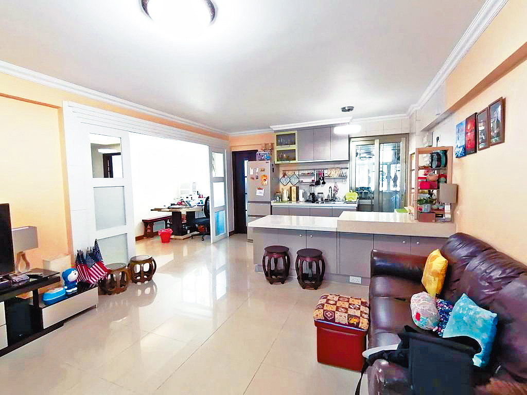 新翠園2樓A室連地下車位，開價1010萬，低估價19%。