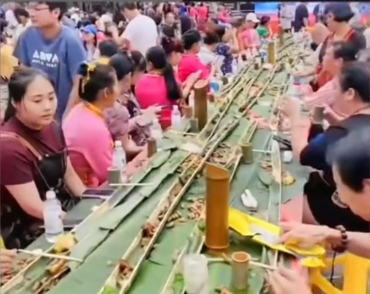 有网民不满花了128元人民币参加海南的「千人宴」，但只有花生、毛豆食。