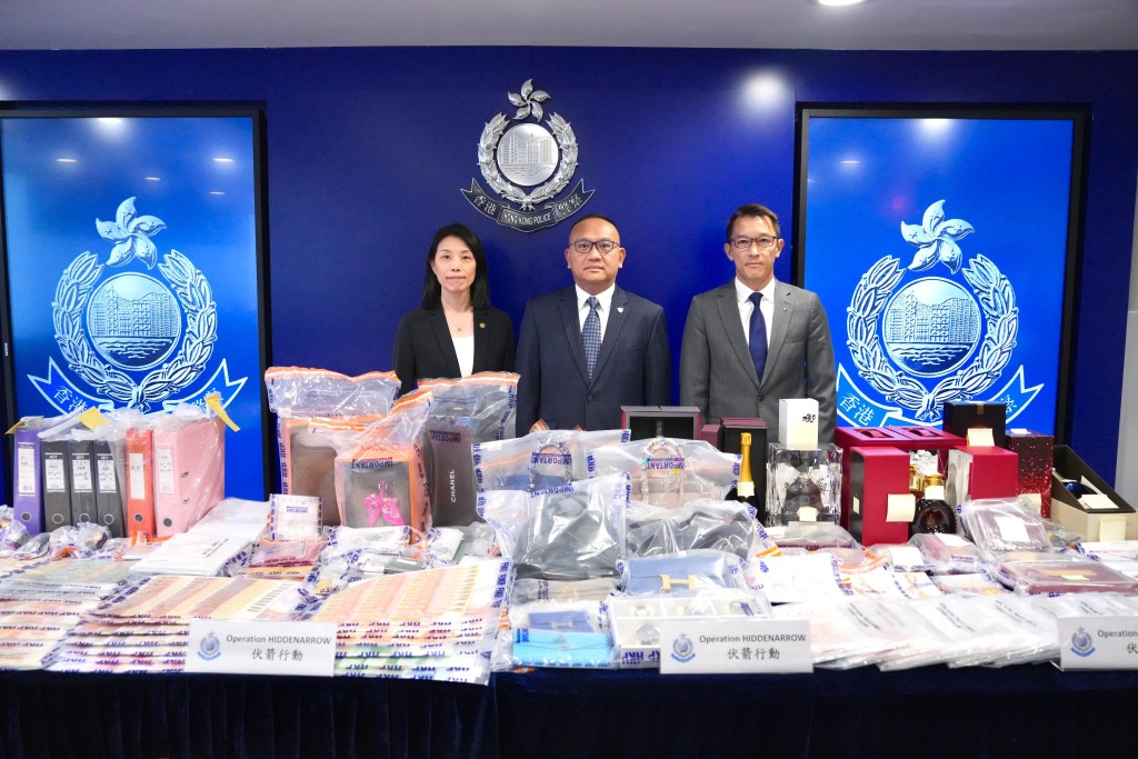 商業罪案調查科總警司黃震宇(圖右)、有組織罪案及三合會調查科總警司關競斌(圖中)及財富情報及調查科總警司鄭麗琪講述破案詳情。 商業罪案調查科總警司黃震宇(圖右)、有組織罪案及三合會調查科總警司關競斌(圖中)及財富情報及調查科總警司鄭麗琪講述破案詳情。