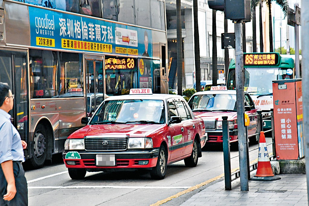 網約叫車帶來極大生活便利,「網約的士」勢有長足發展;政府亦正探討相關法例規管。