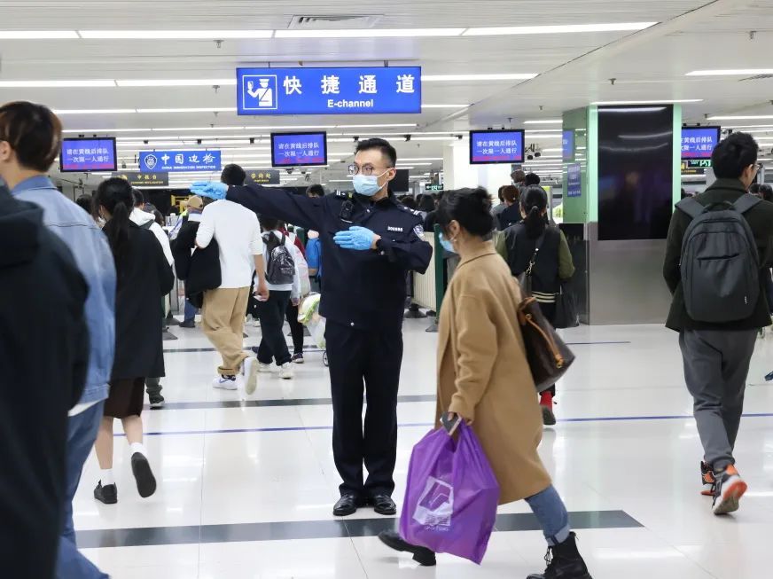 深圳边检总站预测，日均出入境人员将达70万人次。