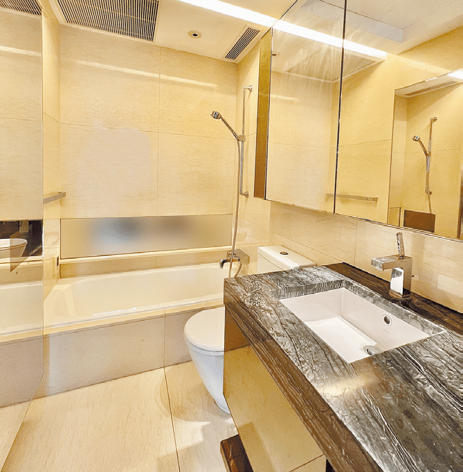 浴室置有鏡面收納櫃，方便儲藏洗漱及護理用品。