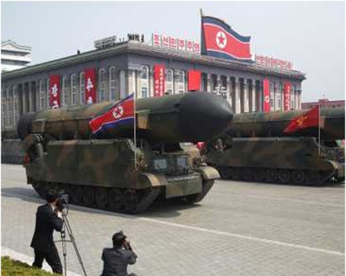 北韩昨日举行大规模阅兵，朝鲜半岛紧张局势持续升级。AP