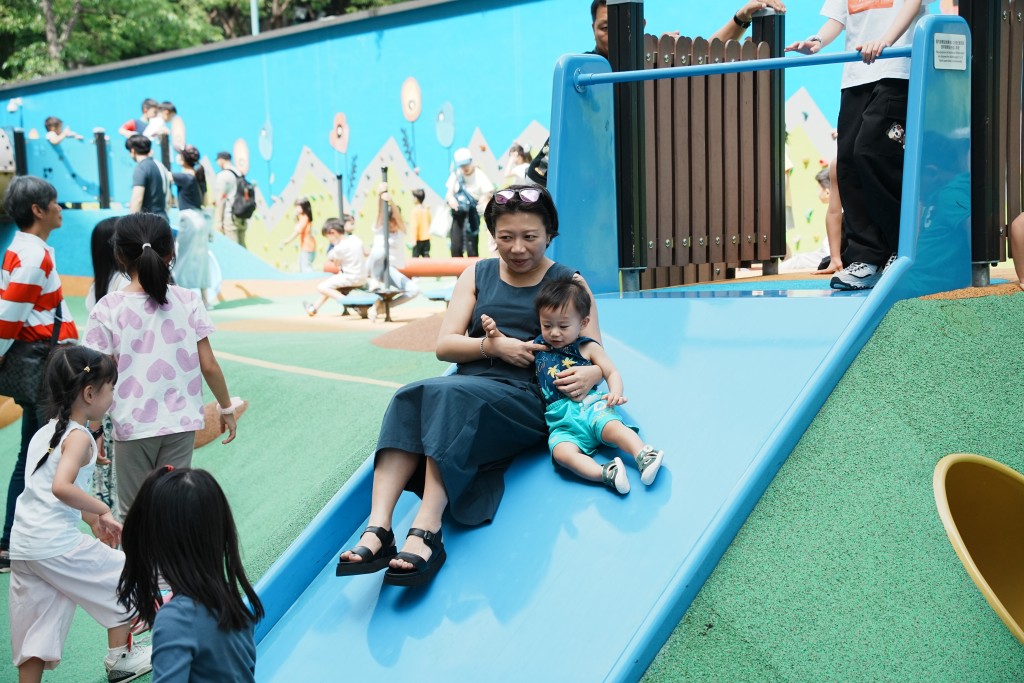 有媽媽陪年幼子女一同玩滑梯。汪旭峰攝 有媽媽陪年幼子女一同玩滑梯。汪旭峰攝