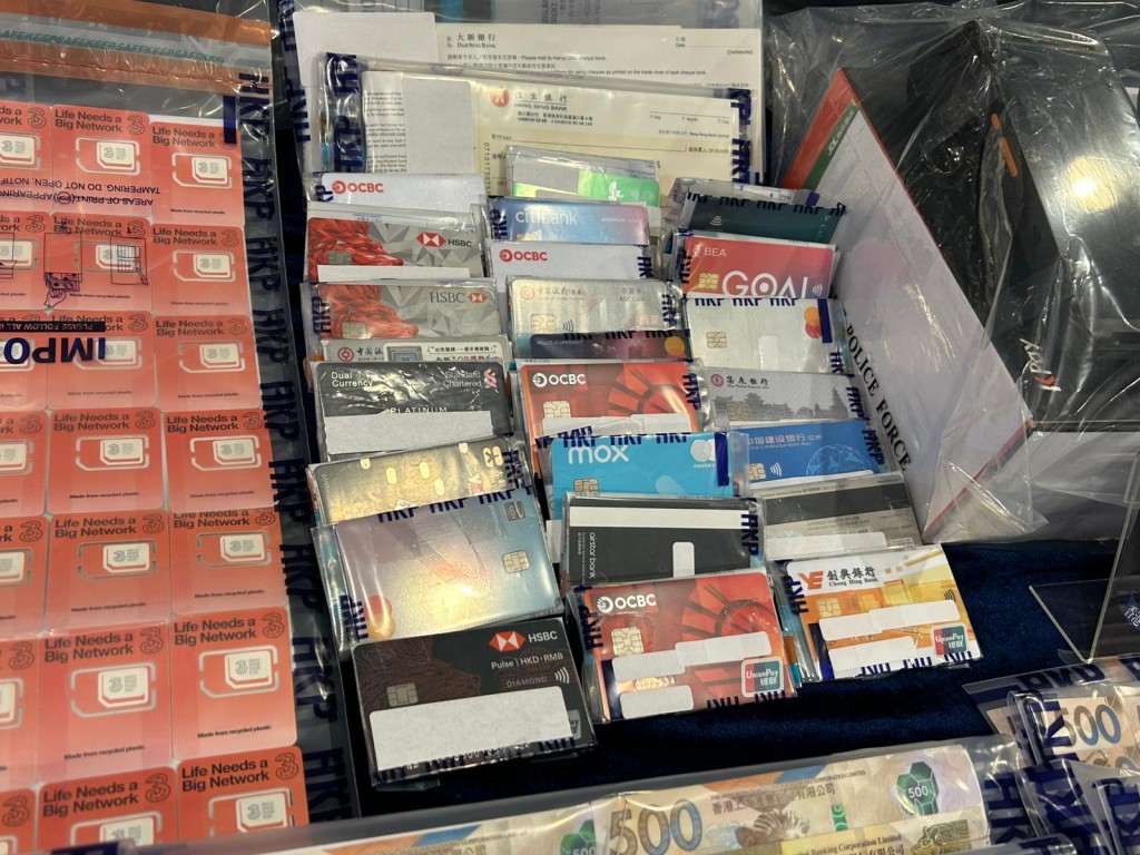 警方展示證物。 警方展示證物。