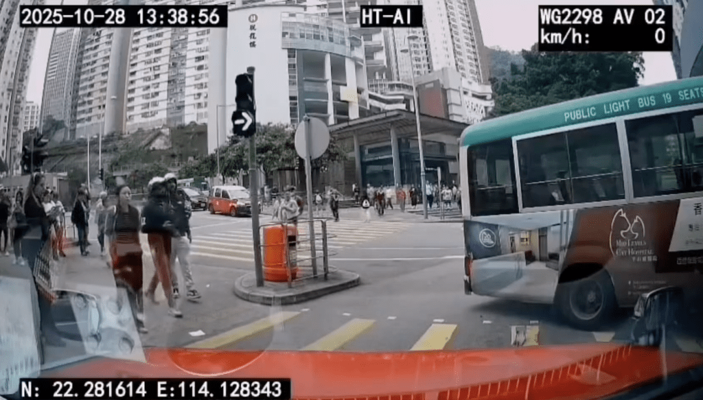 事故馬上引來途人圍觀。 事故馬上引來途人圍觀。