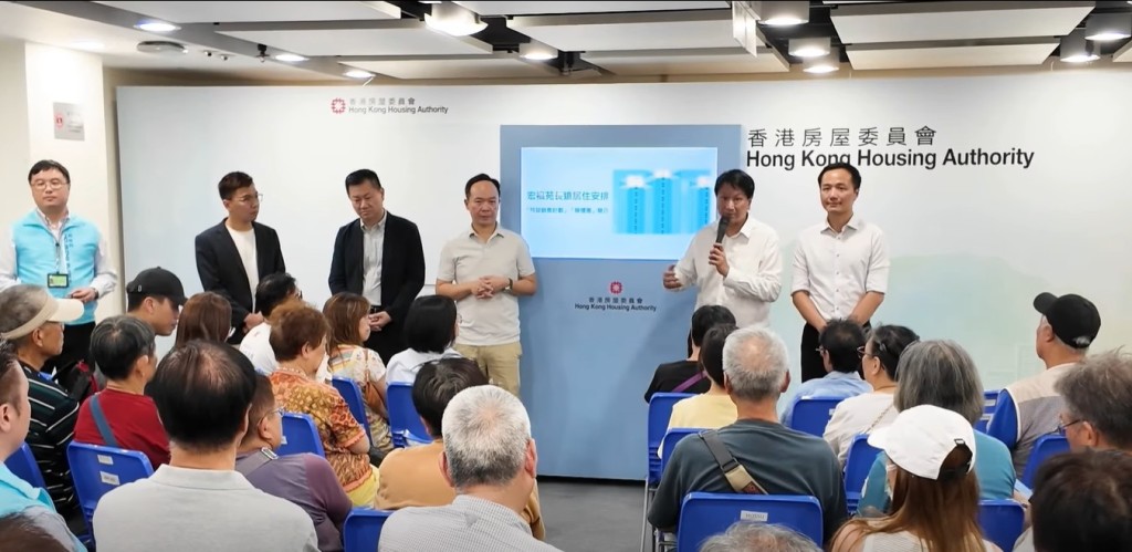 大埔區議員羅曉楓、陳勇華及觀塘區議員簡銘東、余邵倫等為居民作解說。何永賢fb