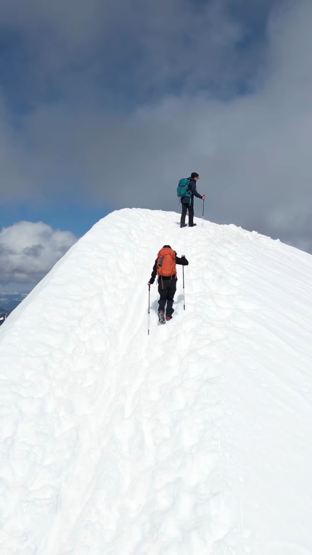 兩人登雪山舉步維艱。