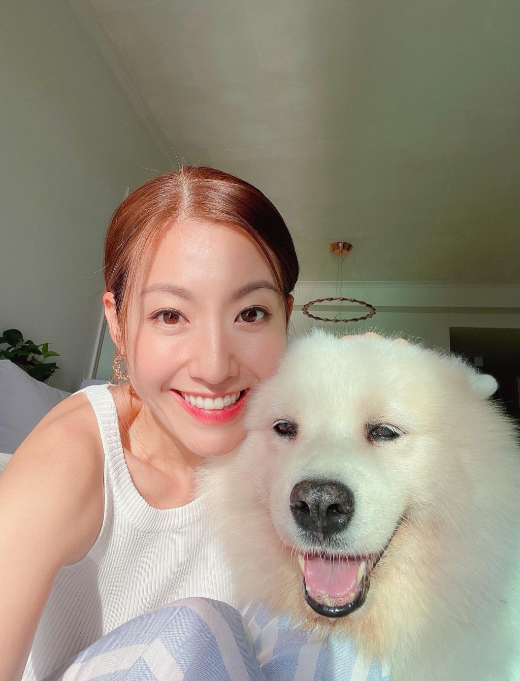 陳自瑤前兩年曾貼出與愛犬Anna的照片。