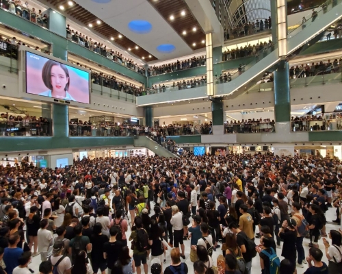 沙田新城市廣場有過千人。