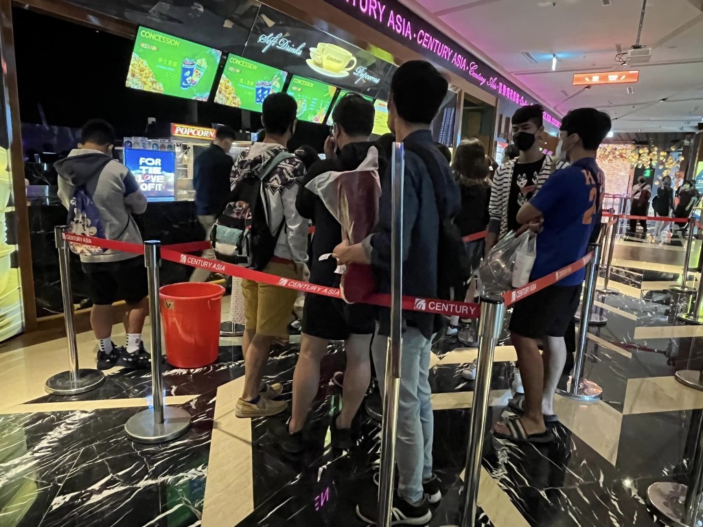 有台湾戏迷带备大胶桶。网图
