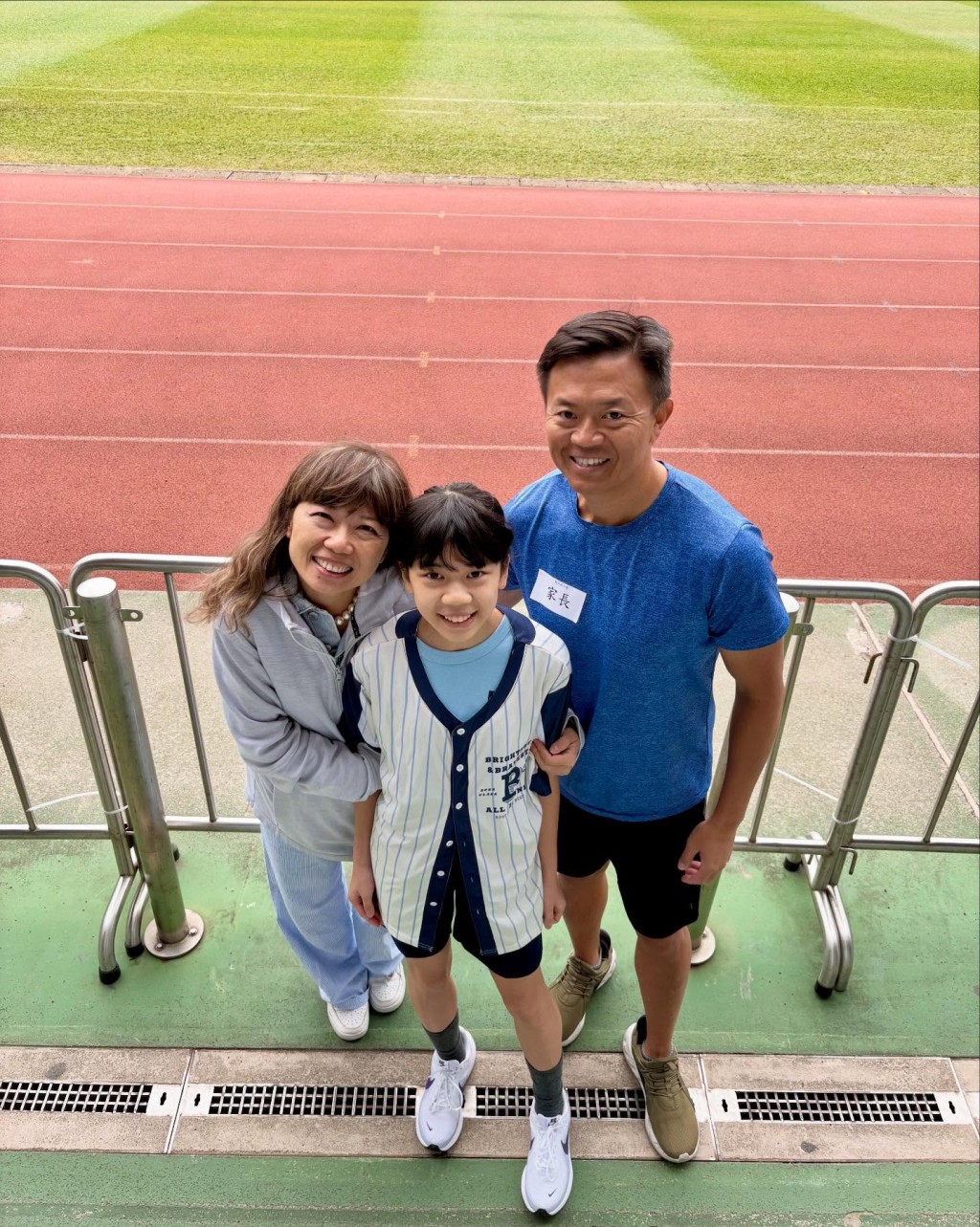 陳心怡一家三口去做運動。