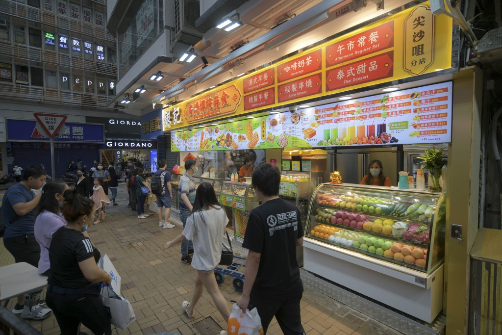 食環署引入「專業核證制度」,小食牌下月起可「先發牌、後審查」。資料圖片